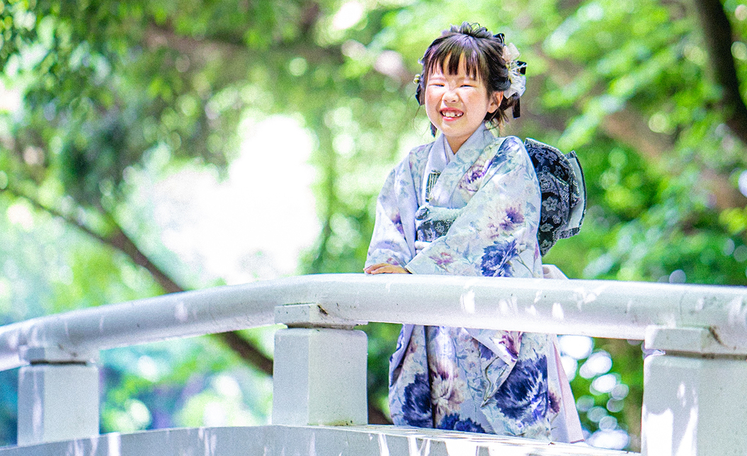 女の子の写真（橋）